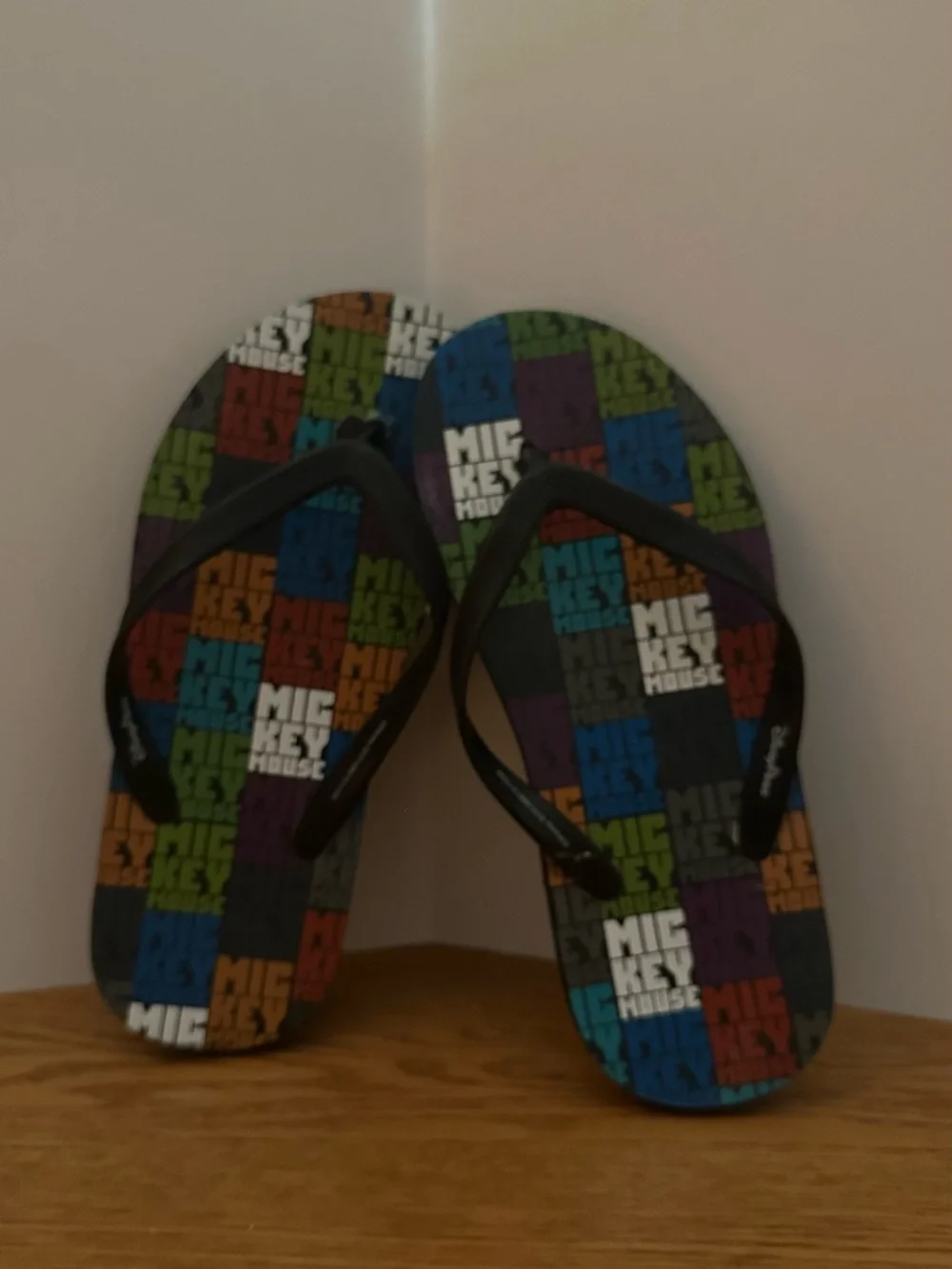 Men’s Size 9 Mickey Mouse Multi-Color Rubber Flip Flops